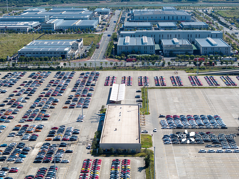 汽车工厂新停车场的航拍照片图片素材