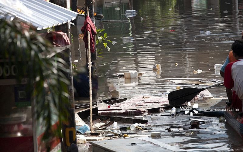 在洪水中划船图片素材