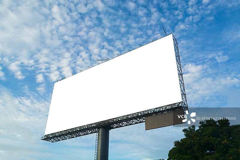 蓝天白云下的空白广告牌，白色屏幕上的留白空间图片素材
