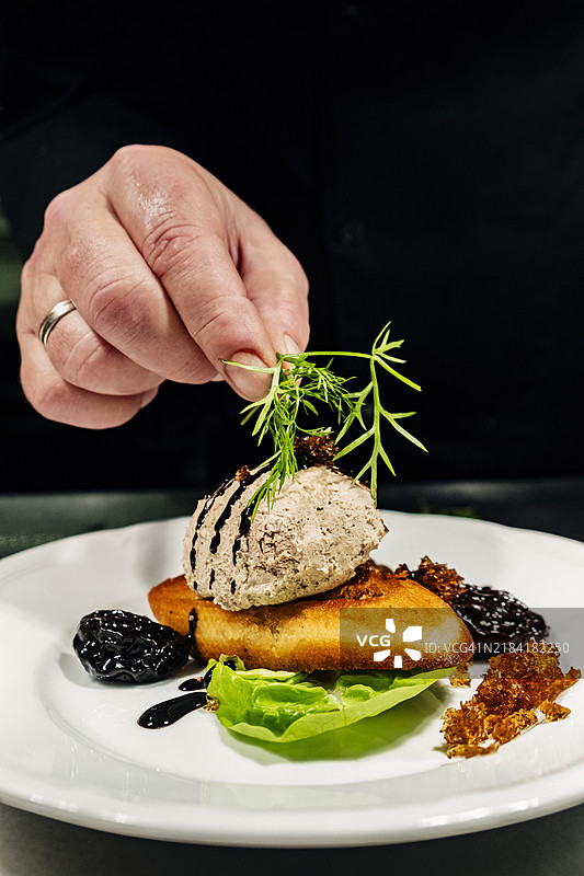 厨师正在准备鸭肉酱图片素材