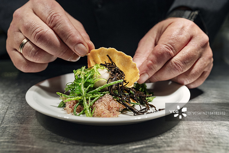 厨师准备海鲜开胃菜图片素材