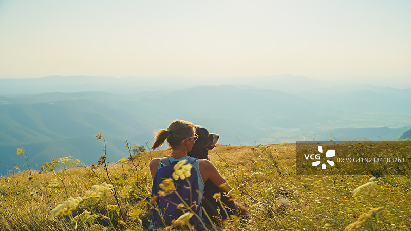 白人女性与狗徒步旅行图片素材