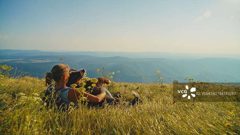 中年女性与狗在山中徒步旅行图片素材