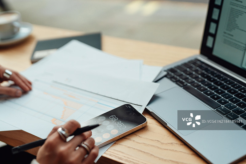 商务女性在计算预算和制定财务计划的特写镜头图片素材