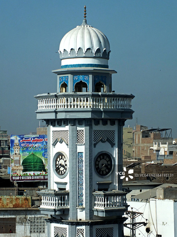 钟楼周围的清晨时光图片素材