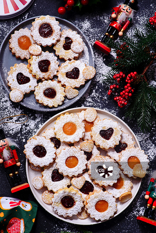 传统圣诞林泽饼干放在圣诞节乡村背景上图片素材