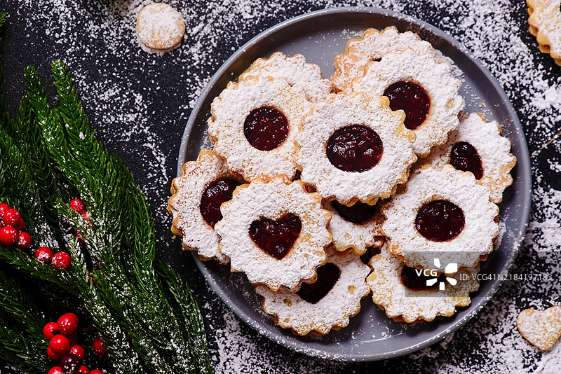 传统圣诞林泽饼干在圣诞乡村背景上图片素材