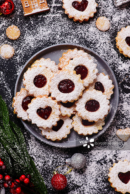 传统圣诞林泽饼干在圣诞乡村背景上图片素材