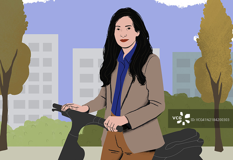 微笑的女性骑自行车，站在城市公园中，背景是建筑和树木。图片素材