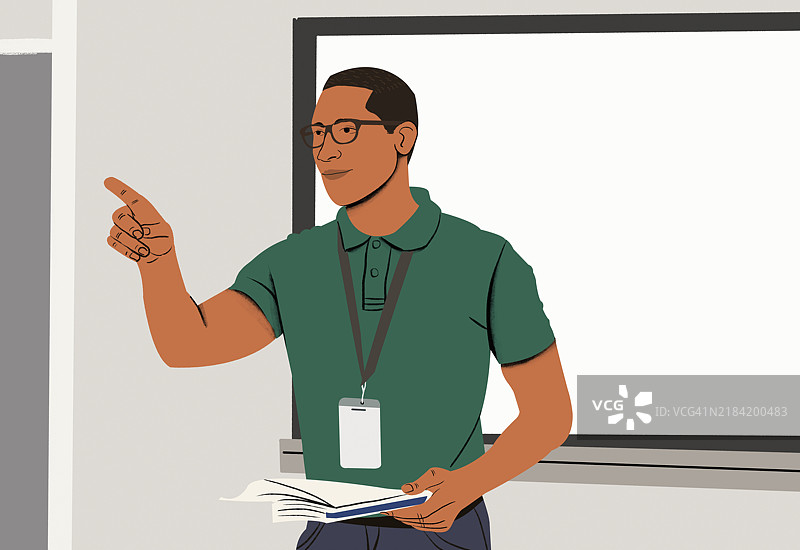 自信的男教师戴着眼镜，在教室的白板前指着并手持一本书图片素材