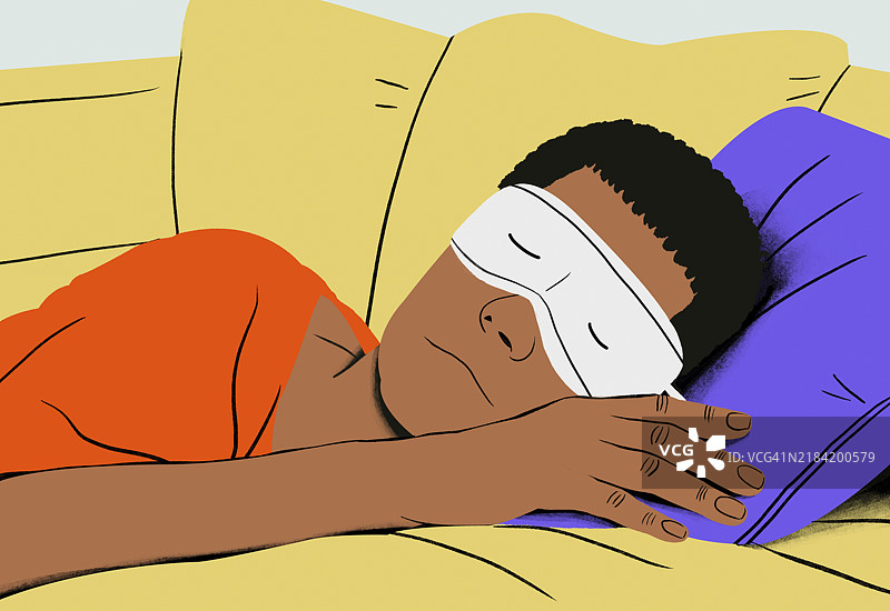 一个人安静地睡着，戴着眼罩，靠在紫色的枕头和黄色的沙发上。图片素材