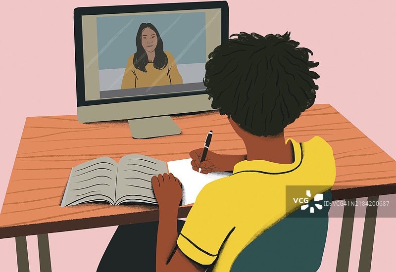 一个人在电脑屏幕上观看女性讲师的视频课程并做笔记，强调在线学习。图片素材