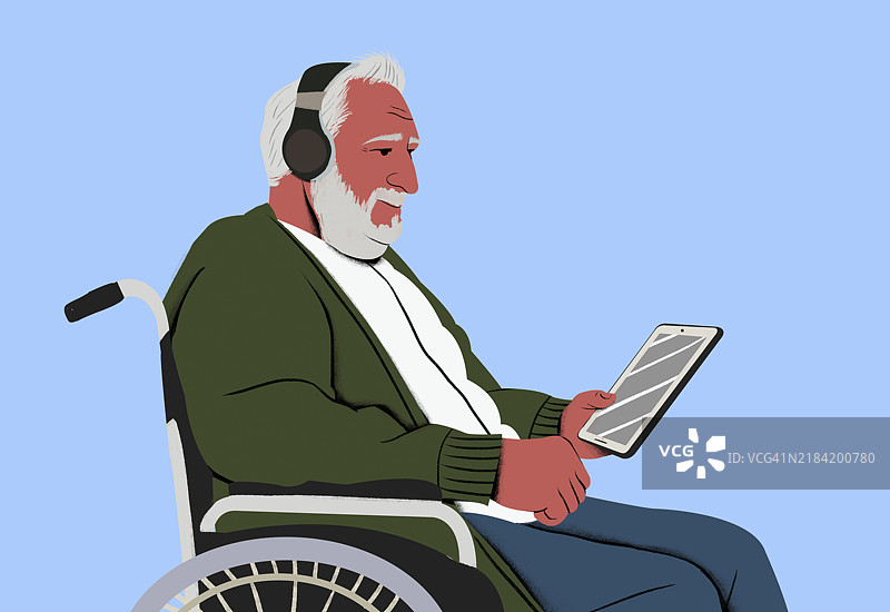 坐在轮椅上的白胡子老人在享受通过耳机听音乐，同时使用平板电脑。图片素材