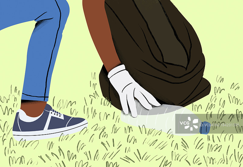 一个穿着休闲服的人正在从草地上捡起一个塑料瓶，以清理垃圾。图片素材