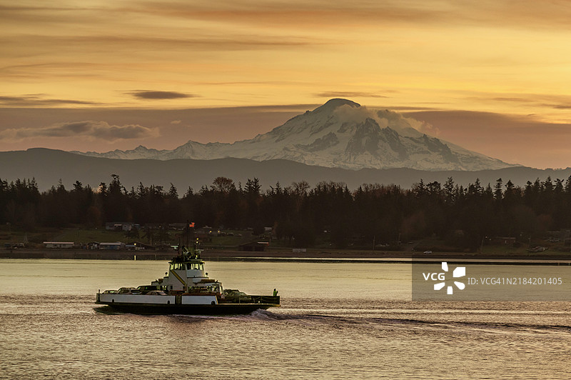 “小型21车渡轮‘Whatcom Chief’每小时从拉米岛驶往大陆，背景是雄伟的巴克山。”图片素材