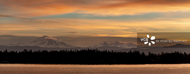 在华盛顿州西部的萨利什海地区，透过哈雷海峡俯瞰五彩斑斓且戏剧性的日出下的贝克山。图片素材