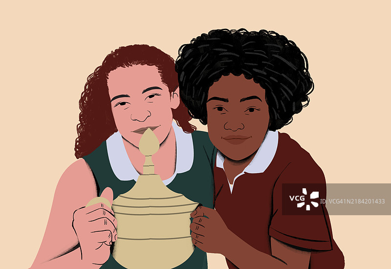 两个微笑的青少年在陶艺课上合作制作陶罐，背景为米色。图片素材