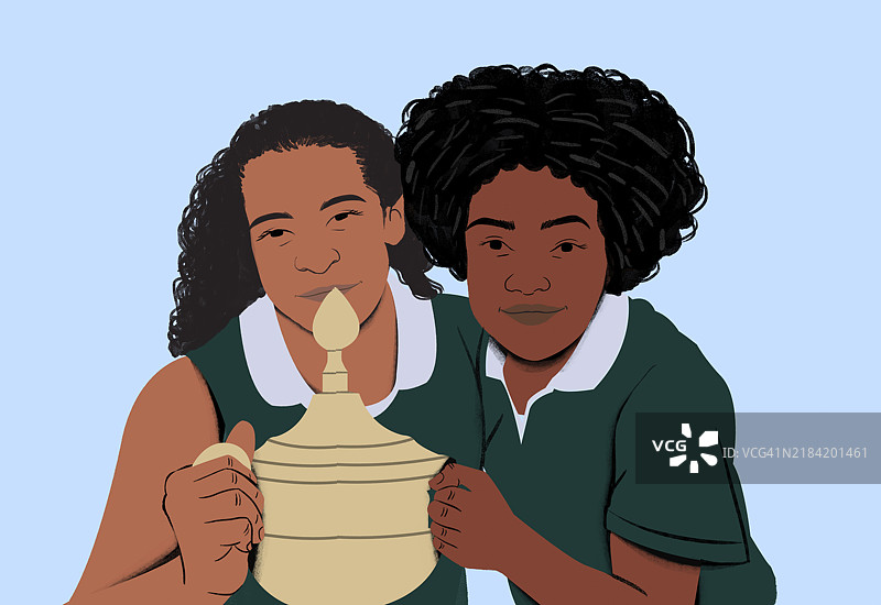 两个微笑的年轻女孩一起拿着一件装饰性的陶器，背景是浅蓝色的。图片素材