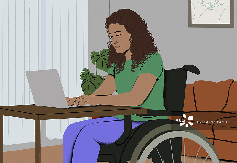 坐在轮椅上的女性在家中办公室环境中使用笔记本电脑，背景有植物和沙发。图片素材