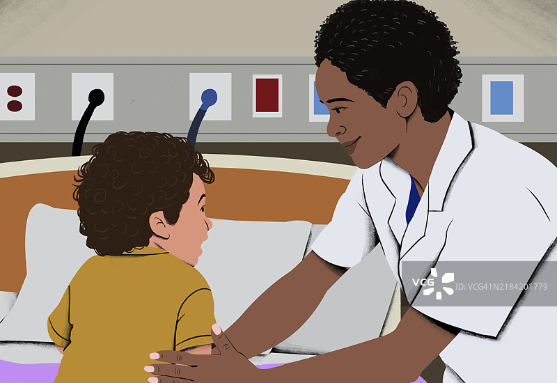 一位医疗专业人员在医院病床上对一名小孩微笑，营造出舒适的氛围。图片素材