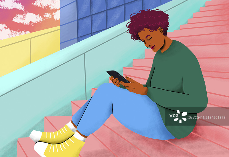 年轻人在粉色户外台阶上享受智能手机，周围环境色彩斑斓。图片素材