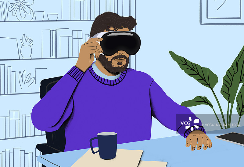 在舒适的家庭办公室环境中，带着耳机的胡子男人正在体验虚拟现实，桌上有植物和咖啡杯。图片素材