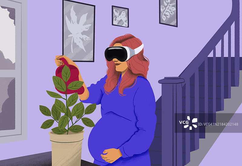 红发孕妇在家中植物和楼梯旁体验虚拟现实，墙上挂着艺术作品。图片素材
