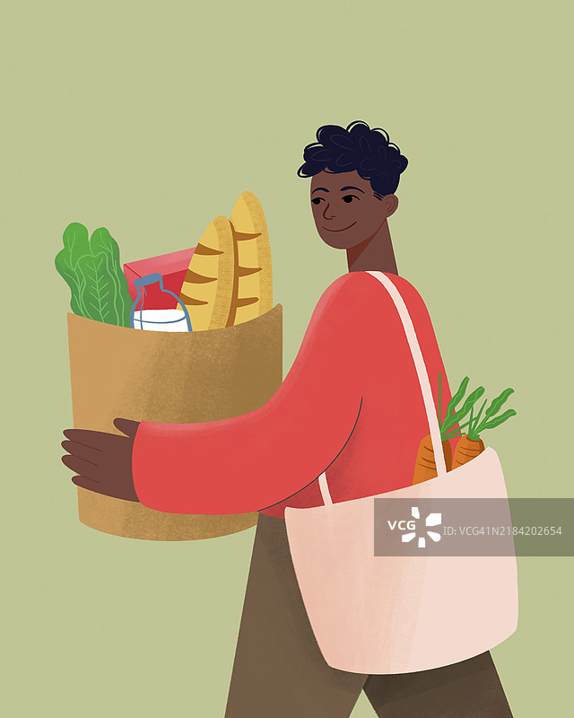 微笑的人提着一个装满面包、牛奶和新鲜蔬菜的购物袋图片素材