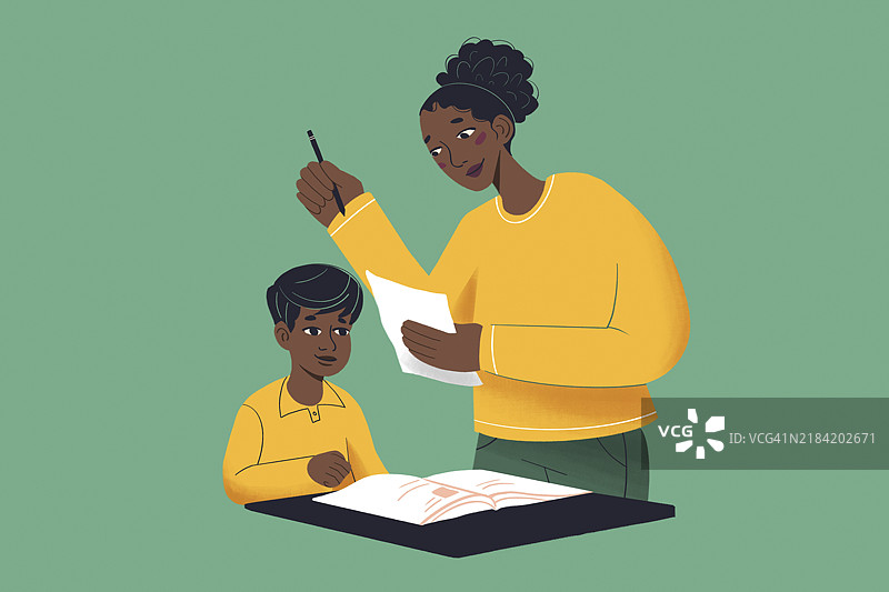成年女性在绿色背景下帮助小孩做作业，坐在桌子旁。图片素材