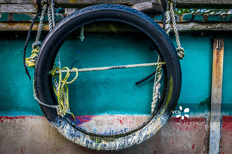 旧渔船上用作护舷的轮胎形成了有趣的抽象设计。图片素材