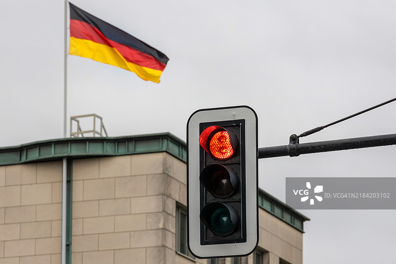 红色交通信号灯与德国国旗图片素材