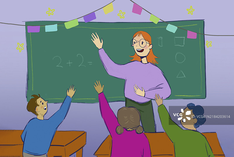一位戴眼镜的微笑老师站在黑板前，渴望回答问题的孩子们举起手来。图片素材