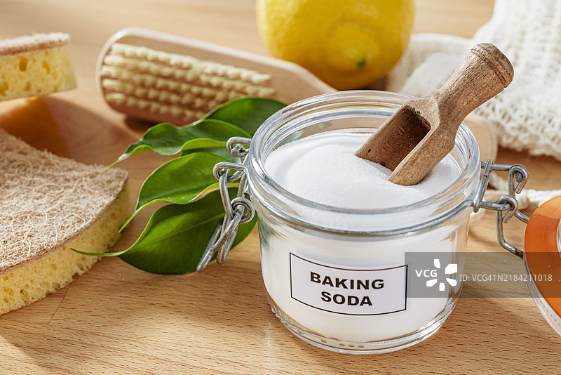 玻璃罐中的小苏打、柠檬、刷子和清洁海绵。零废弃环保清洁理念图片素材