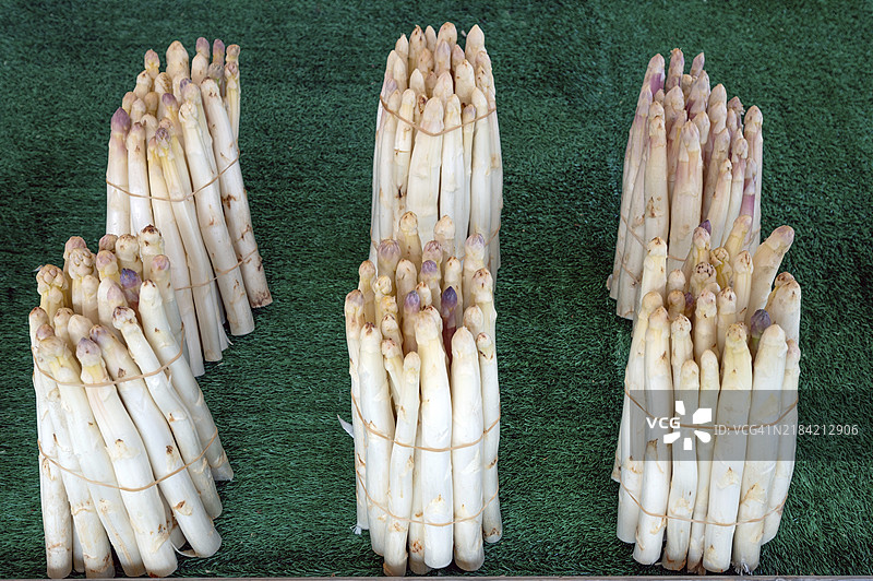 纽伦堡主市场的新鲜芦笋，德国，巴伐利亚，中法兰克尼亚，欧洲图片素材