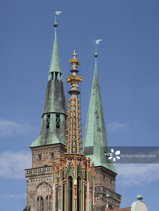 美丽喷泉的尖塔,位于德国巴伐利亚州纽伦堡圣塞巴尔德教堂的塔楼后面,主市场广场。图片素材