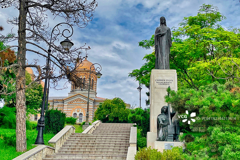 从罗马尼亚康斯坦察老城区通往黑海海滨长廊的楼梯图片素材