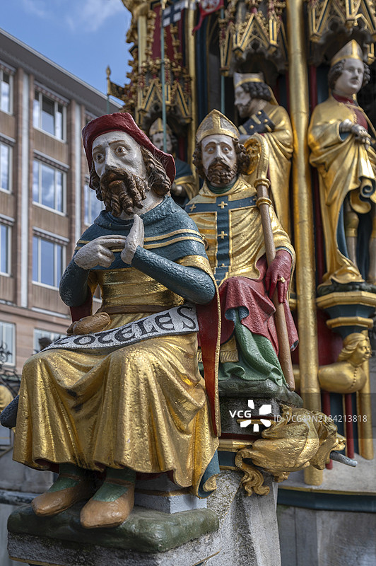 亚里士多德和安布罗斯,位于美丽喷泉的雕像,纽伦堡主市场广场,中法兰克尼亚,巴伐利亚图片素材