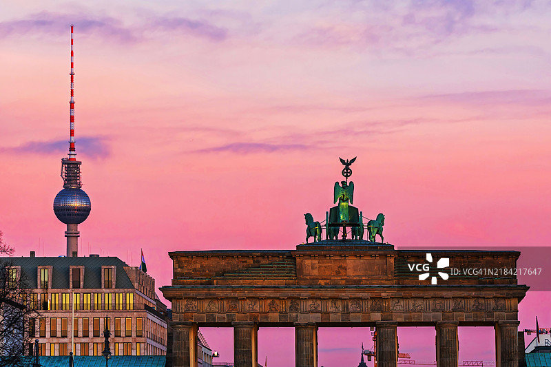 柏林天际线，布兰登堡门和电视塔在日落时分图片素材