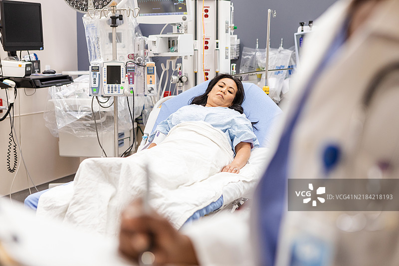 在急诊室里忧虑的女性病人图片素材
