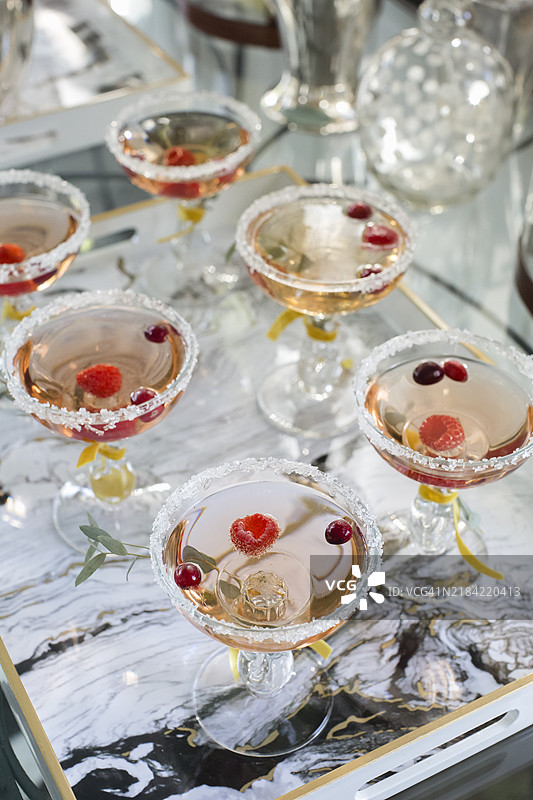 感恩节晚餐与朋友们，朋友聚会图片素材