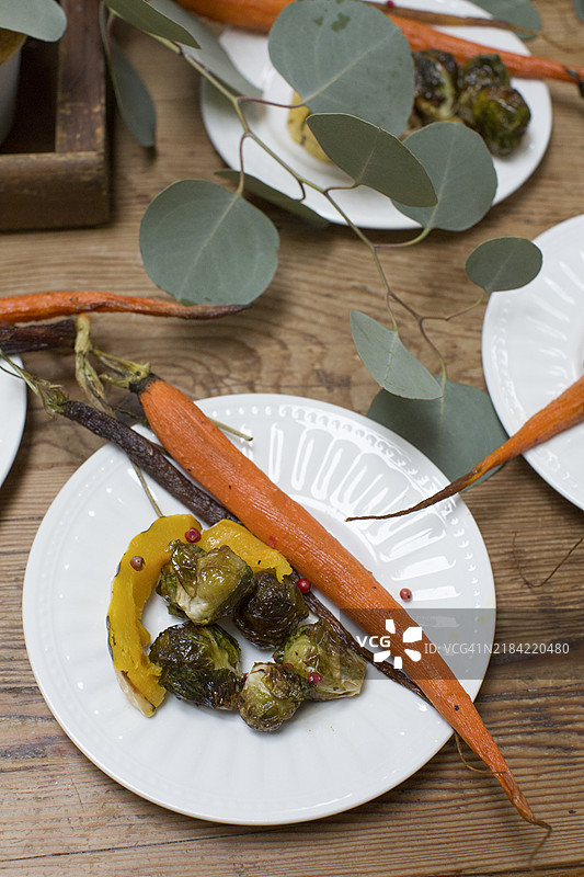 感恩节晚餐与朋友们，朋友聚会图片素材
