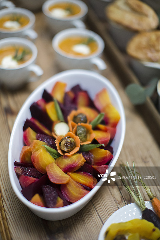 感恩节晚餐与朋友们，朋友聚会图片素材