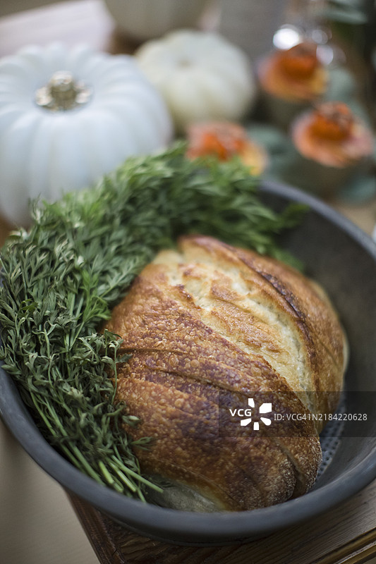 感恩节晚餐与朋友们，朋友聚会图片素材
