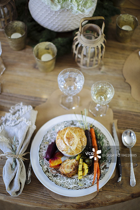 感恩节晚餐与朋友们，朋友聚会图片素材