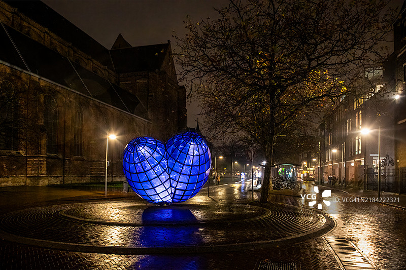 代尔夫特的蓝色心形雕塑图片素材