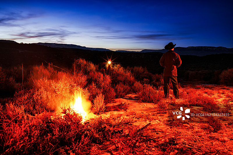 牛仔营地，牛仔在山间生火图片素材
