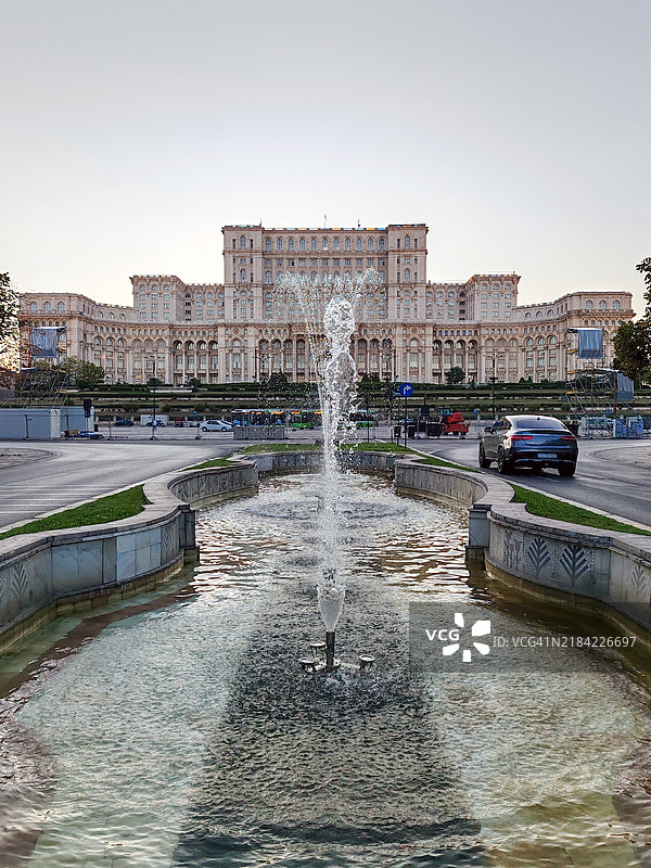 罗马尼亚布加勒斯特国会大厦前的喷泉图片素材