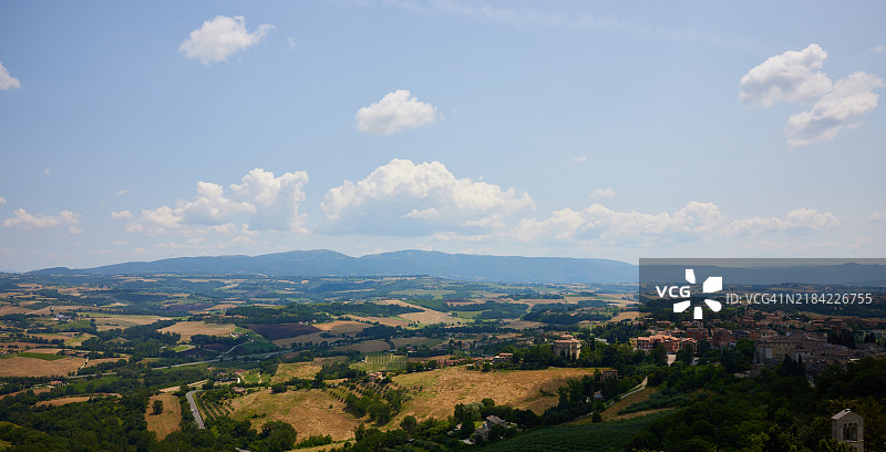 小镇和郁郁葱葱的风景在天空下的鸟瞰图图片素材