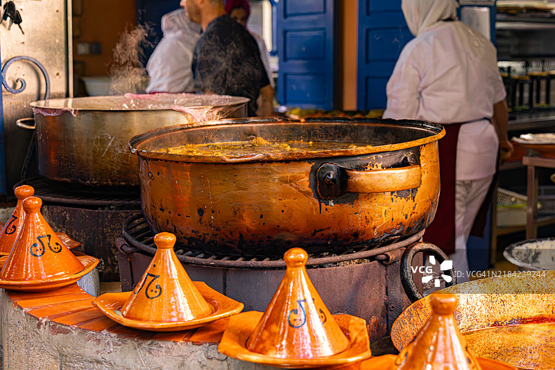 摩洛哥传统塔吉锅烹饪，卡萨布兰卡，摩洛哥图片素材