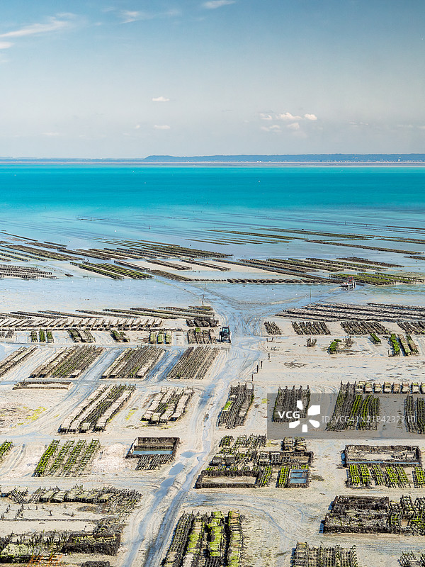 低潮时的康卡尔牡蛎养殖场和牡蛎床的鸟瞰图，背景是碧绿色的海水，该地区被列入联合国教科文组织非物质文化遗产，位于伊勒-维莱讷 - 布列塔尼 - 法国西部。图片素材